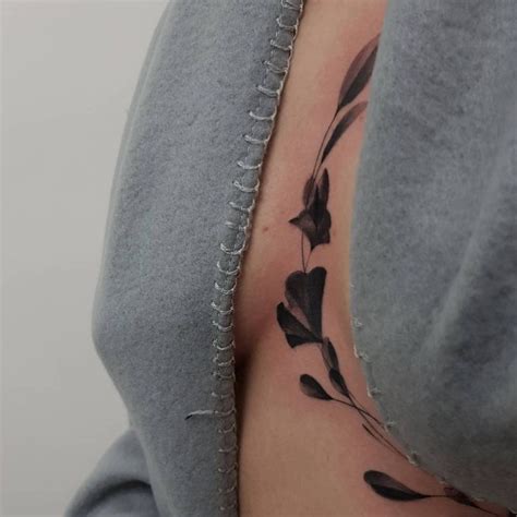 tatouage sous poitrine cote|Tatouage entre les seins